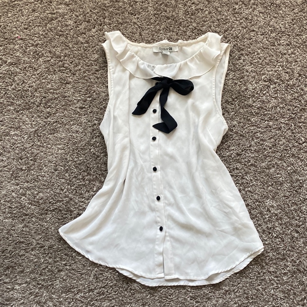 White blouse with black bottoms and tie forever 21 very elegant and fresh